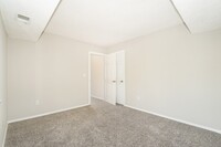 25 Stanley St, Unit B1 in West Hartford, CT - Building Photo - Building Photo