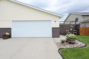 2565 Amber Valley Ct in Fargo, ND - Building Photo