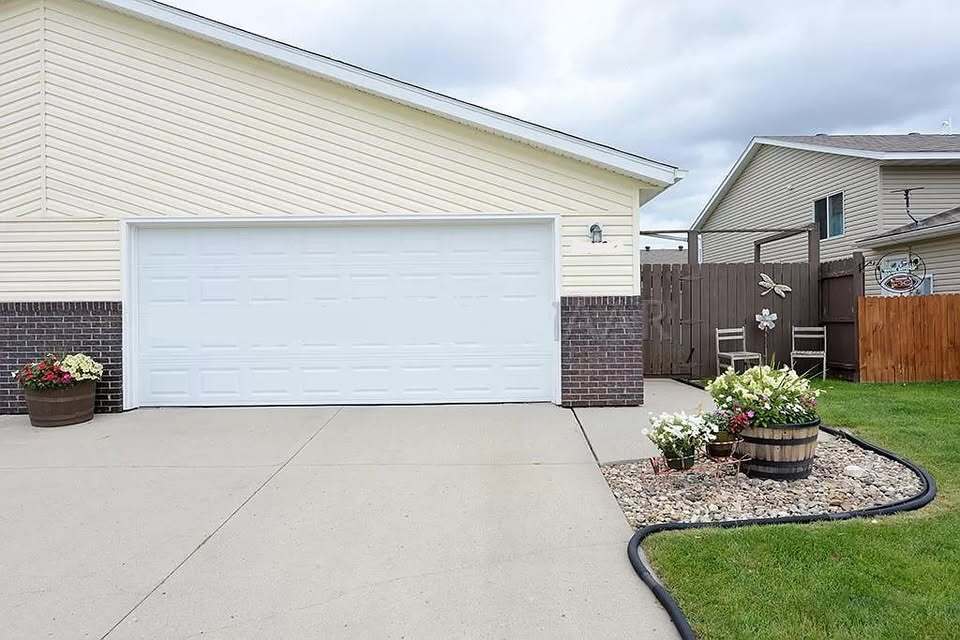 2565 Amber Valley Ct in Fargo, ND - Building Photo