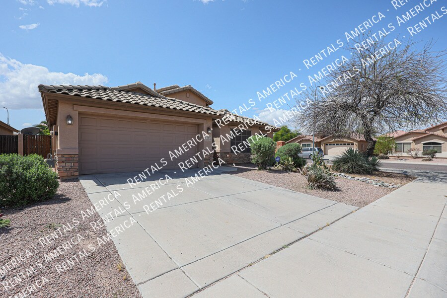 4811 W Magdalena Ln in Phoenix, AZ - Building Photo