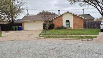 7412 Barbara Ct in Watauga, TX - Building Photo