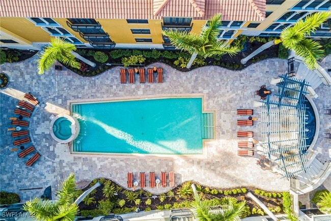 8010 Via Sardinia St in Estero, FL - Foto de edificio - Building Photo