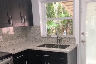 634 SE 4th Pl in Hialeah, FL - Building Photo