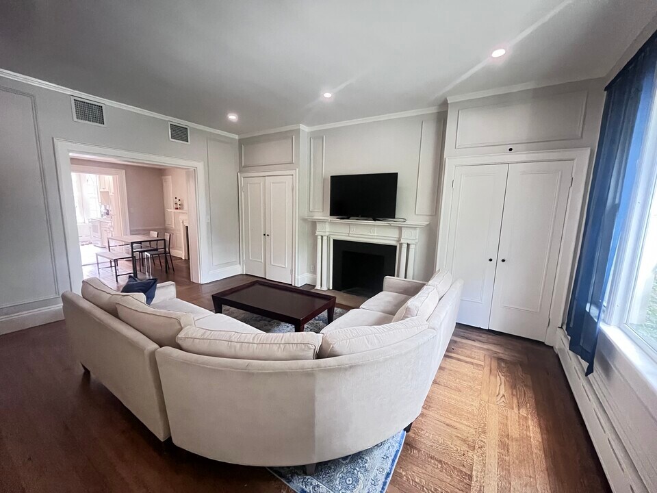 1712 Beacon St, Unit 11 in Brookline, MA - Building Photo