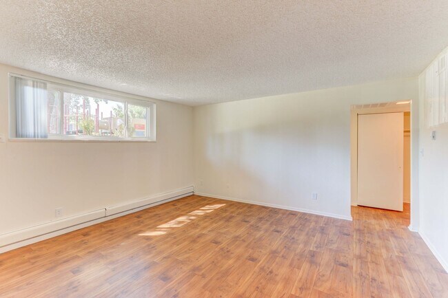 Creekside At Amherst Apartments in Denver, CO - Building Photo - Building Photo