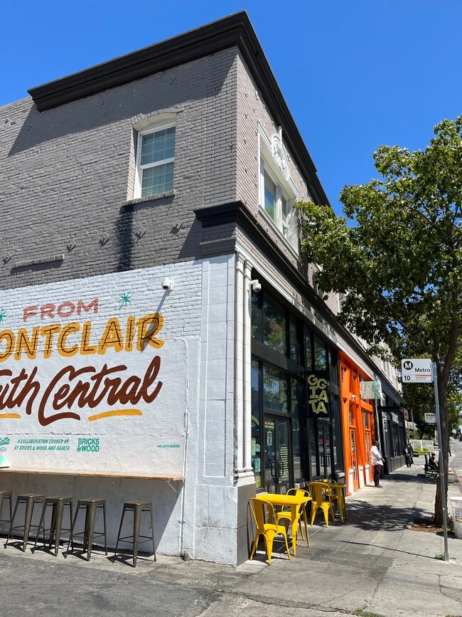 5001 Melrose Ave in Los Angeles, CA - Foto de edificio - Building Photo