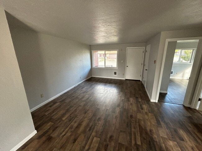 734-738 NE 24th St in McMinnville, OR - Building Photo - Building Photo