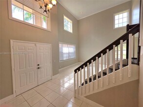 584 Cambridge Dr in Weston, FL - Building Photo - Building Photo