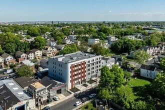 130 Ellis Ave in Irvington, NJ - Foto de edificio - Building Photo