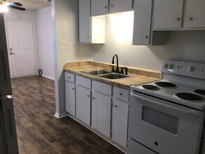 304 E Oakdale St, Unit B in Keene, TX - Foto de edificio - Building Photo