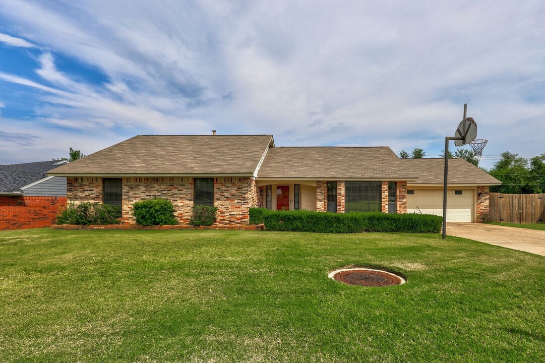 1907 E Ensey Terrace in Mustang, OK - Building Photo