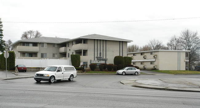 Highland Apartments in Spokane, WA - Foto de edificio - Building Photo