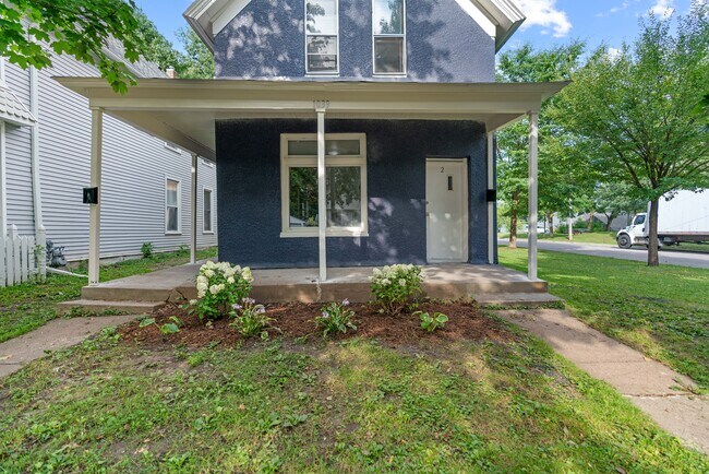 1039 Victoria St N, Unit Apt 2 in St. Paul, MN - Foto de edificio - Building Photo