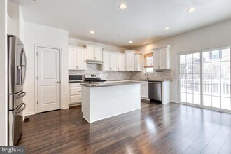 8349 Daydream Cres in Pasadena, MD - Building Photo - Building Photo