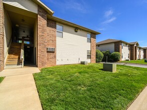 Huntley Ridge East in Springfield, MO - Building Photo - Building Photo