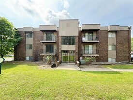 Forrest Edge Apartments in Peoria, IL - Building Photo
