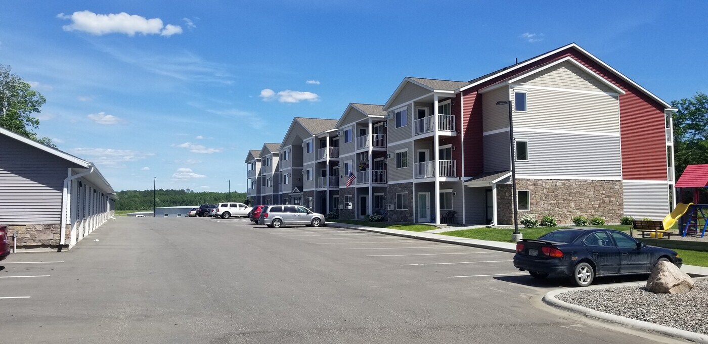 River Hills Apartments in Grand Rapids, MN - Building Photo