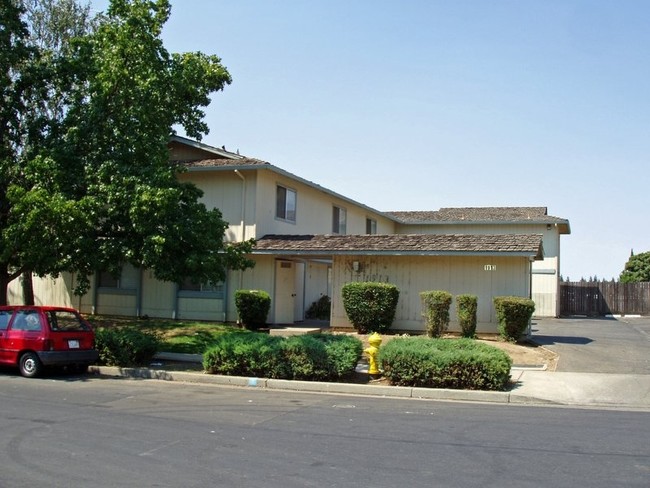 1913 Shadowbrook Dr in Merced, CA - Foto de edificio - Building Photo