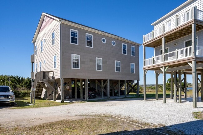 113 Summer Pl Dr in North Topsail Beach, NC - Building Photo - Building Photo