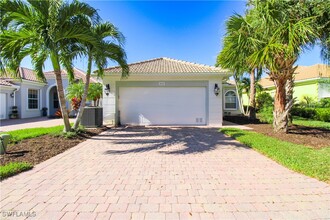 8018 Valentina Ct in Naples, FL - Building Photo - Building Photo