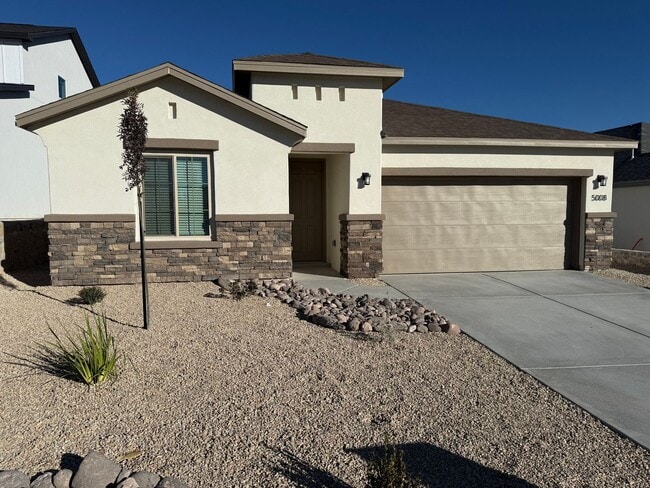 5008 Sand Strm Rd in Las Cruces, NM - Foto de edificio - Building Photo