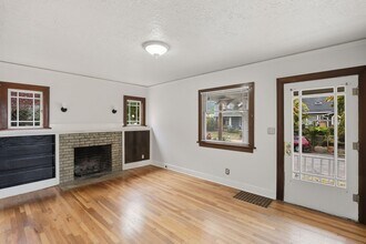 9755 N Ivanhoe St in Portland, OR - Foto de edificio - Building Photo