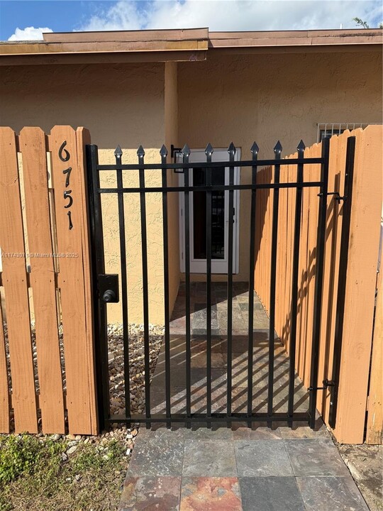 6751 NW 193rd Ln in Hialeah, FL - Building Photo