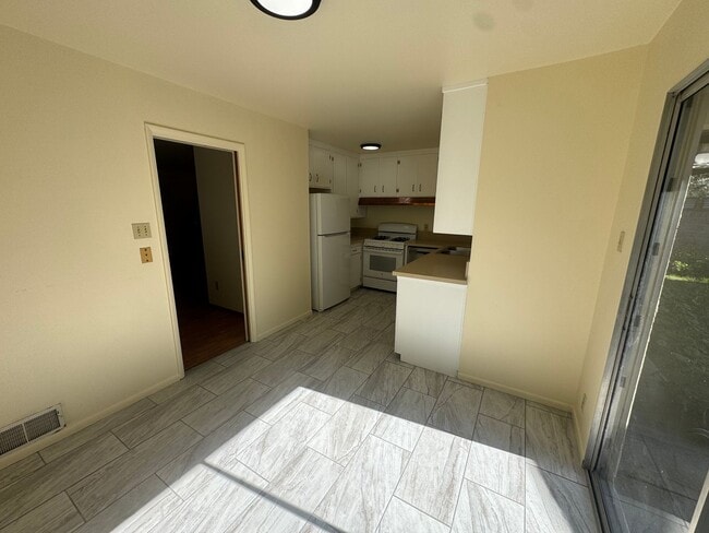 708 E Cook St in Santa Maria, CA - Foto de edificio - Building Photo