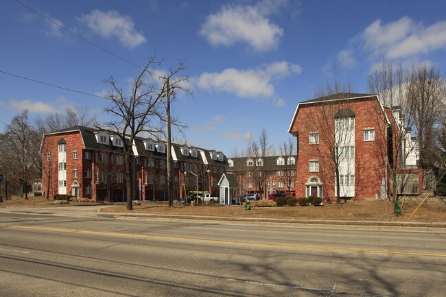 1-32 Bethune Way in Markham, ON - Building Photo - Building Photo