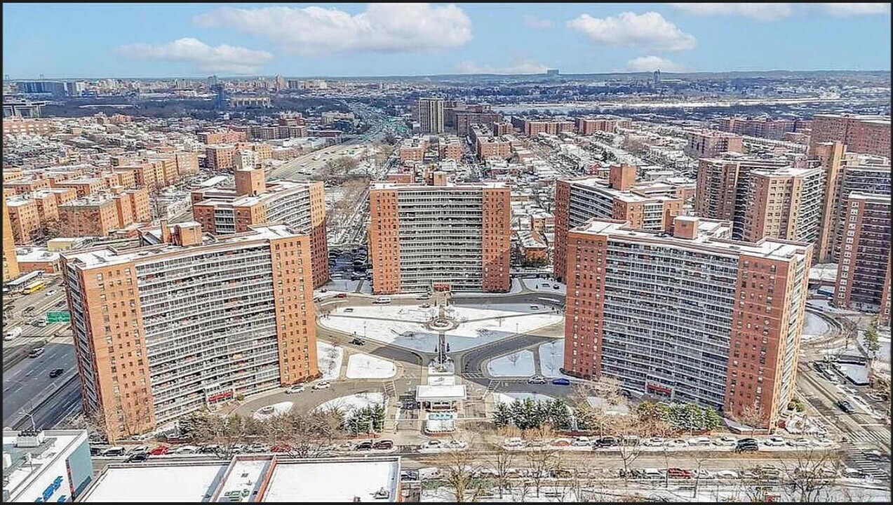 61-25 98th St in Queens, NY - Building Photo