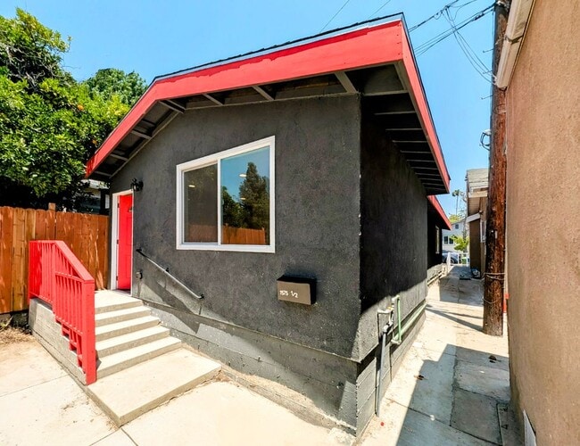 1575 1/2 Munson Avenue in Los Angeles, CA - Building Photo - Building Photo