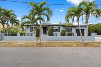 650 SW 48th Ave in Coral Gables, FL - Foto de edificio - Building Photo