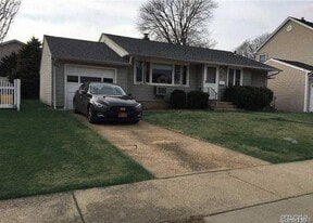 161 Dartmouth Dr in Hicksville, NY - Building Photo