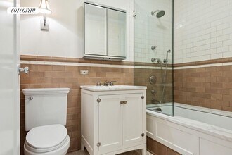 27 W 72nd St in New York, NY - Building Photo - Building Photo