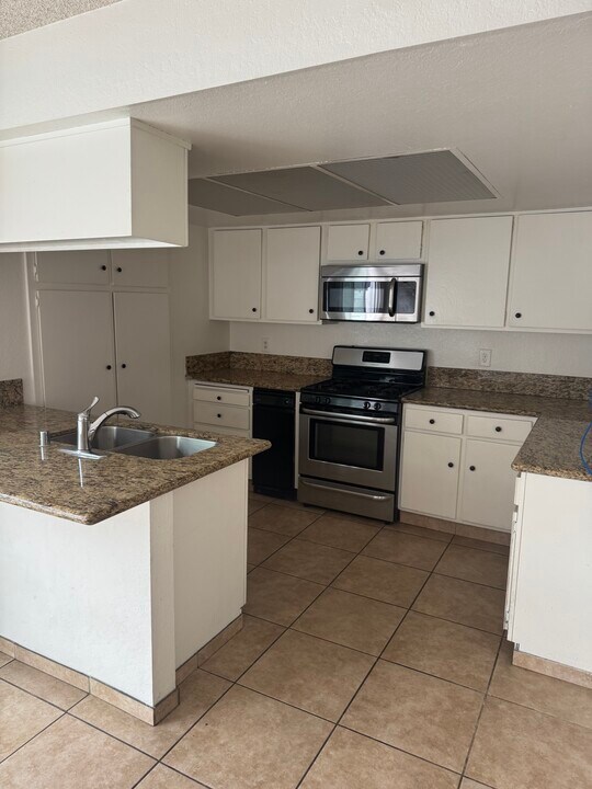 4686 Pinecrest Cir, Unit hb in Huntington Beach, CA - Foto de edificio