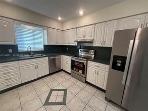 1721 NE 48th Ct in Oakland Park, FL - Building Photo - Building Photo