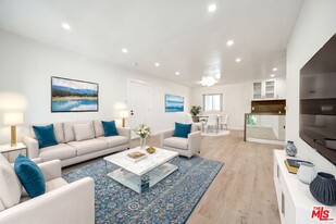 9005 Cynthia St in West Hollywood, CA - Building Photo