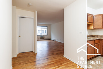 541 W Roscoe St, Unit 576 in Chicago, IL - Building Photo - Building Photo