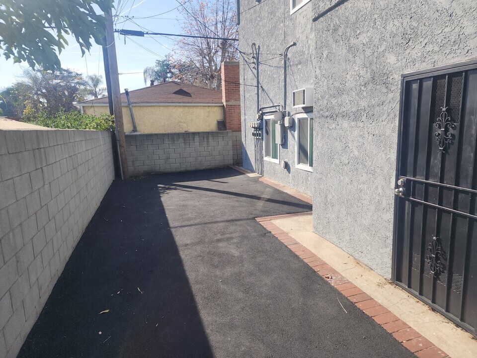 1138 N Parish Pl, Unit 101 in Burbank, CA - Building Photo