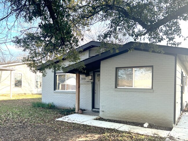 209 W Jessup St in Alvarado, TX - Building Photo - Building Photo