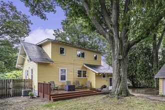 515 N St Joseph St in Suttons Bay, MI - Building Photo - Building Photo