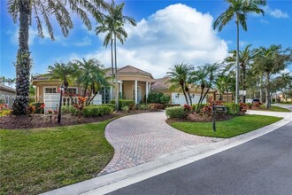 7256 NW 127th Way in Parkland, FL - Foto de edificio - Building Photo