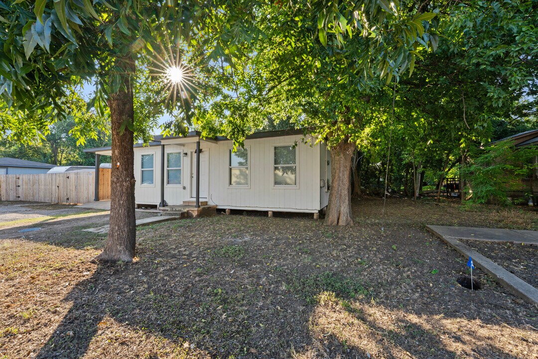 112 Linda Dr in San Marcos, TX - Building Photo