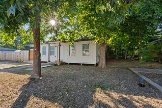 112 Linda Dr in San Marcos, TX - Foto de edificio - Building Photo