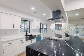 10411 Rippling Fields Dr in Houston, TX - Building Photo - Building Photo