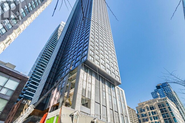 8-2618 Wellesley St W