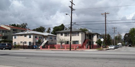 13805 Victory Blvd in Van Nuys, CA - Foto de edificio - Building Photo