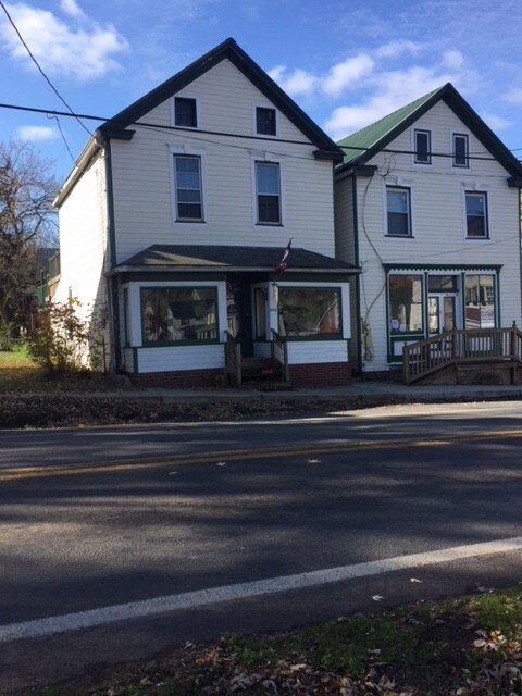 102 E Main St in Hedgesville, WV - Building Photo