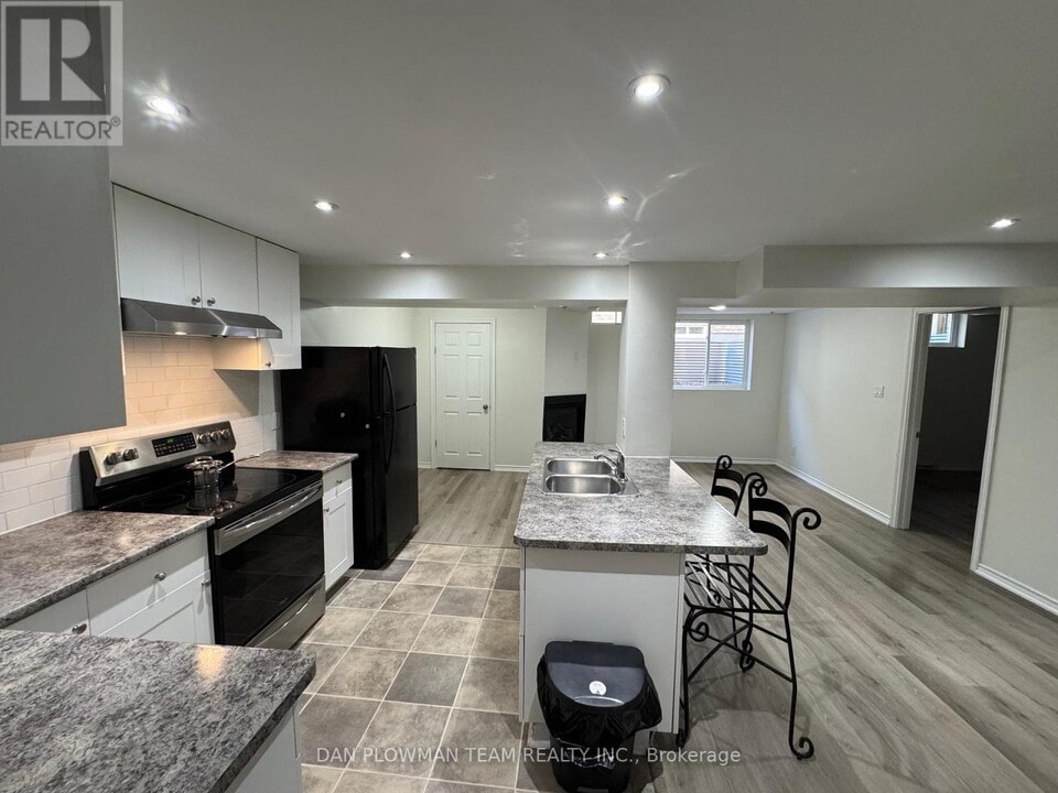37 Wood Dr in Whitby, ON - Building Photo