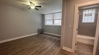 6948 N Ashland Blvd, Unit #G in Chicago, IL - Foto de edificio - Building Photo